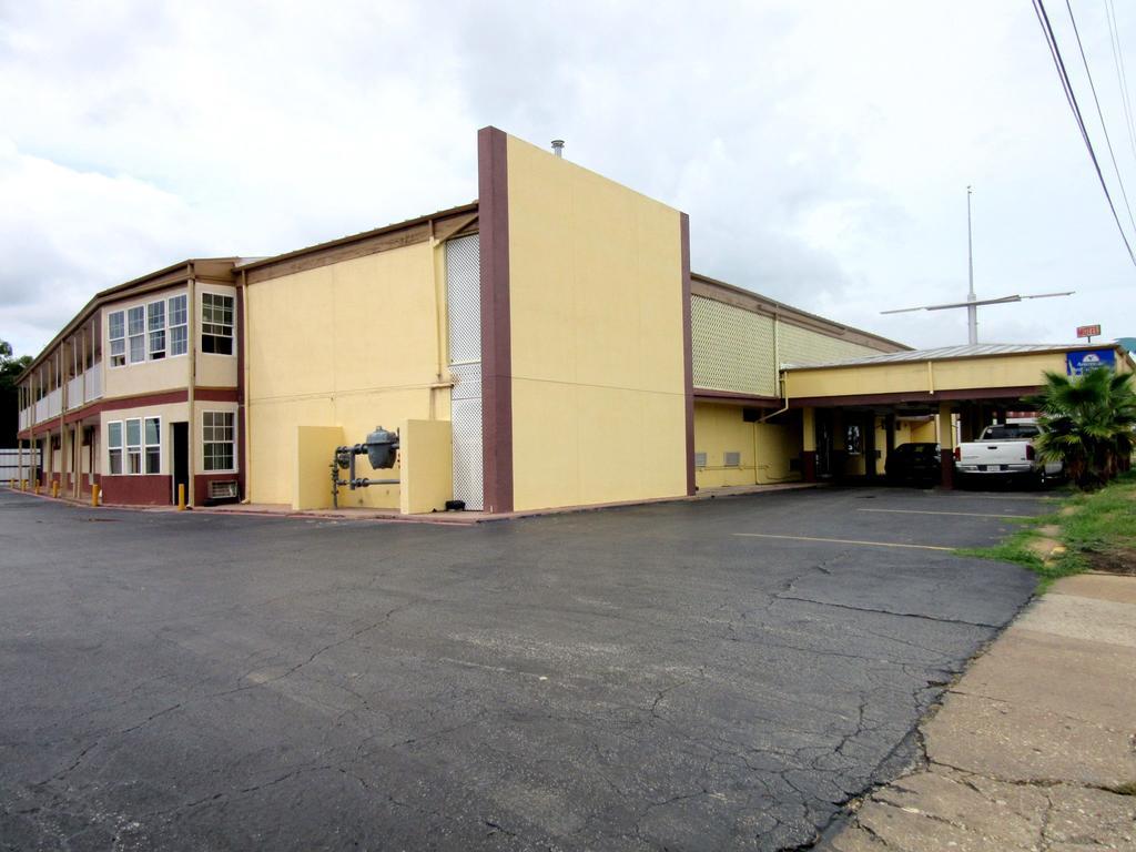 Budget Host Inn Arlington Exterior photo