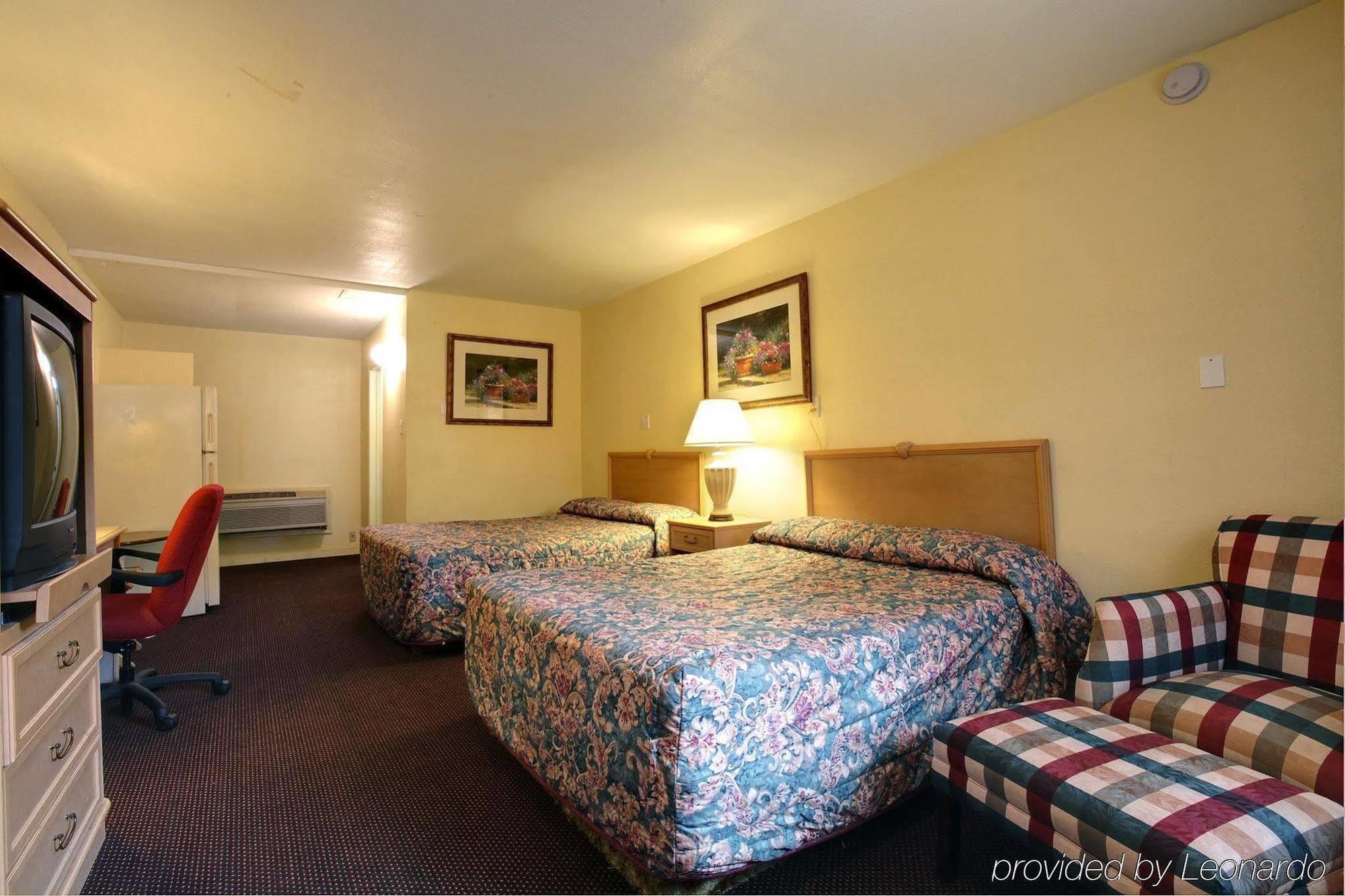 Budget Host Inn Arlington Room photo